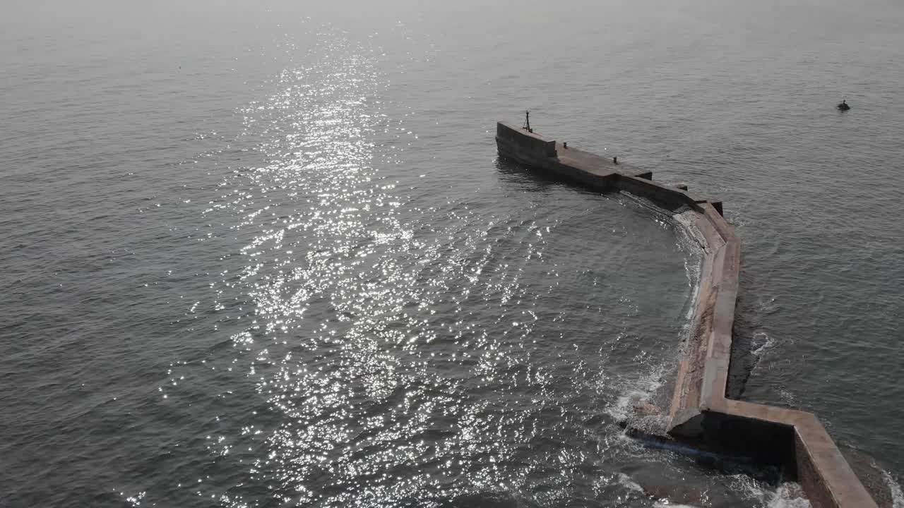 st monance 지그재그 방파제와 항구의 공중 청소