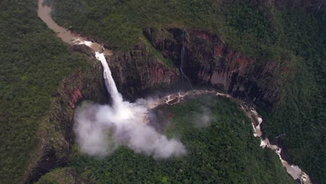 Hoch-Fliegen-über-Den-Wallaman-Falls,-Queensland,-Australien