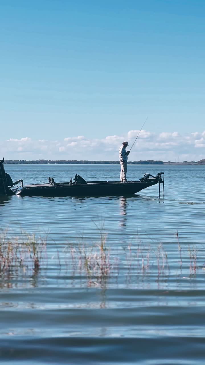Pria Memancing dari Perahu di Danau Tenang
