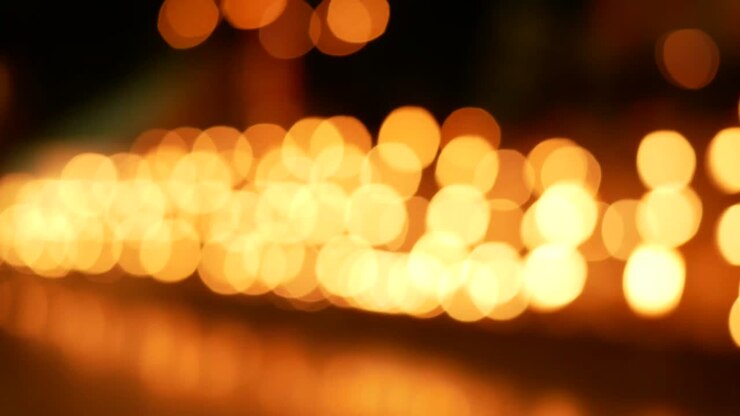 Sfondo bokeh astratto arancione di luce da lanterne Lanna thailandesi di notte. Concetti di celebrazione nel Festival Yi Peng