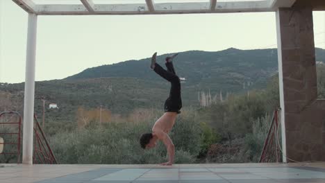 Handstand-Press-Fitness-4k-En-Una-Hermosa-Ubicación-Escénica