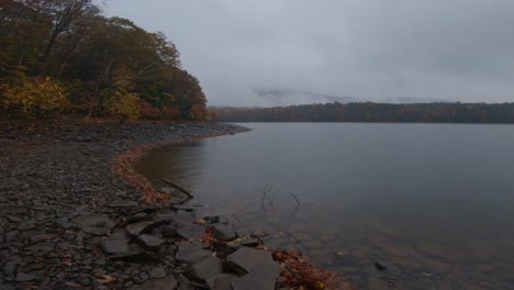 Atmosférico-Día-Lluvioso-De-Otoño-En-Una-Prístina-Y-Rocosa-Orilla-De-Un-Lago-De-Montaña-A-60-Fps