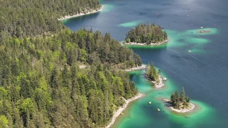 vista aérea del eibsee en grainau, alemania, con aguas turquesas, bosques exuberantes y pequeñas islas