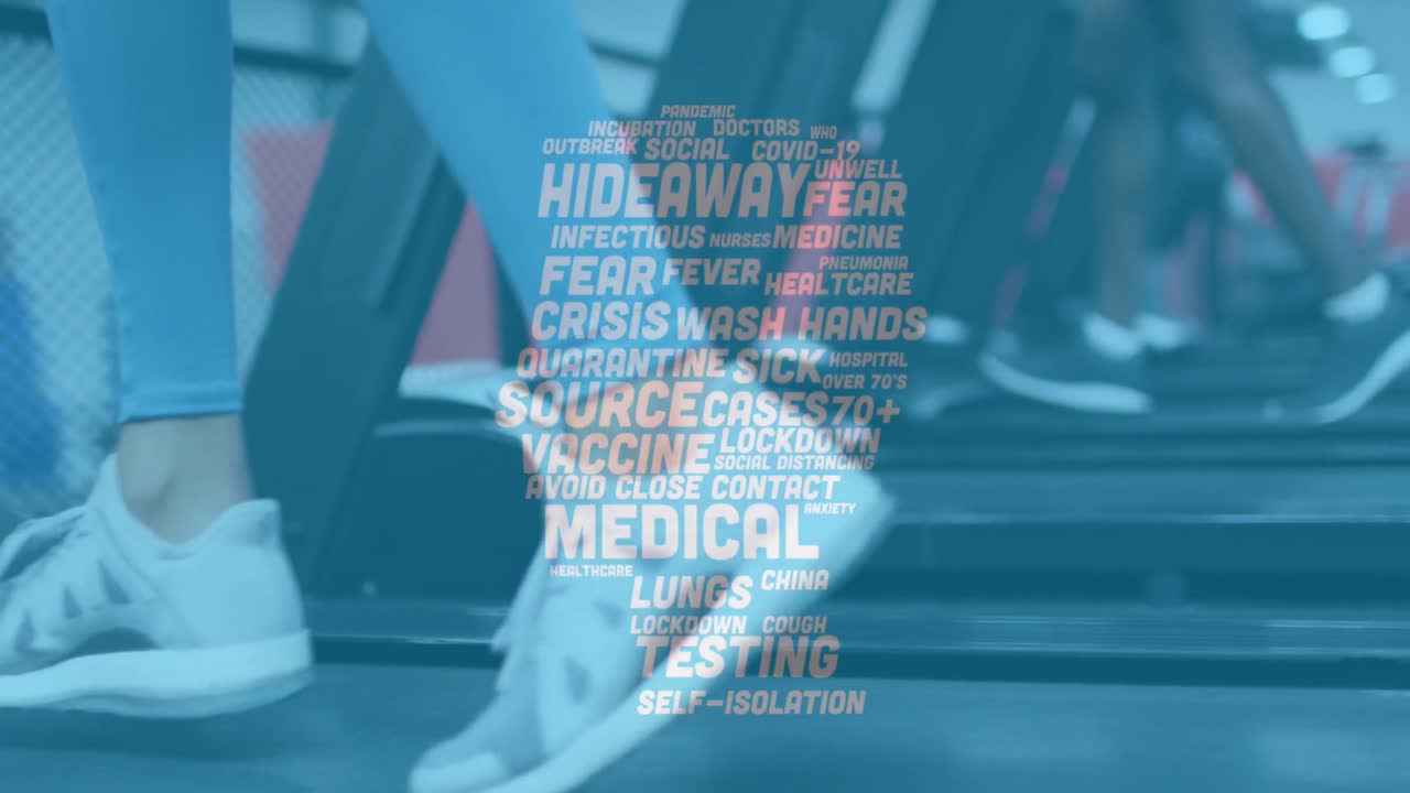 체육관에서 트레드밀에서 달리는 여성의 중간 섹션에 대한 코로나 바이러스 개념 텍스트