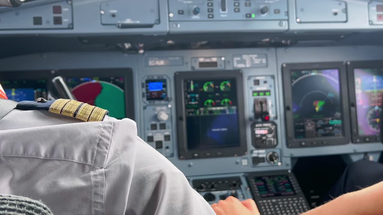 capitán de un avión en vuelo