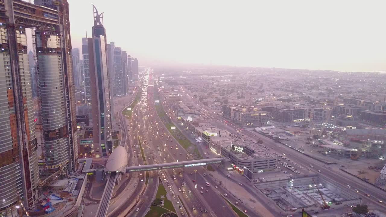 el horizonte de dubái y la autopista al atardecer