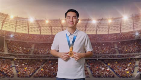 アジア人男性金メダルを身に着け手を叩きながらスタジアムで最初の勝者として誇りに思っています