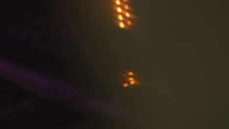 soffits de escenario brillantes en un concierto de música