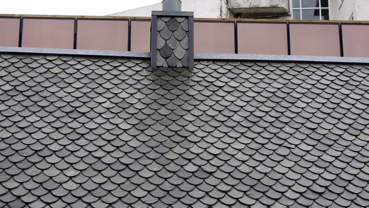 azulejos grises azulejos a escala de pez techo sobre techo de casa europea y chimenea