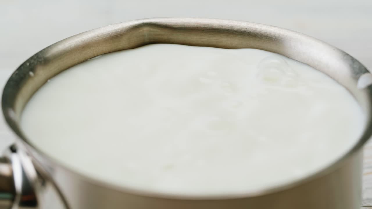 vertiendo leche en una olla