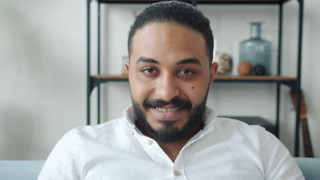hombre sonriente con una camisa blanca