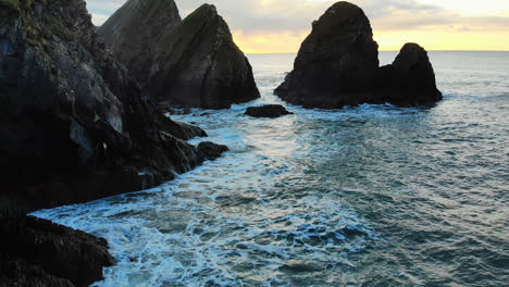 formación de rocas en el mar al anochecer 4k