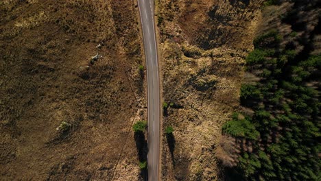 Von-Oben-Nach-Unten-Blick-Auf-Die-Highland-Road-Mit-LKW-Neben-Dem-Loch-Lyne-Im-Schottischen-Hochland