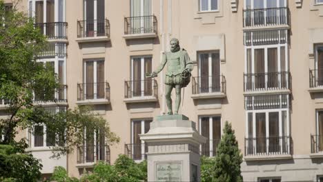 Estatua-Aleatoria-En-Madrid,-España.-Tiro-Estático