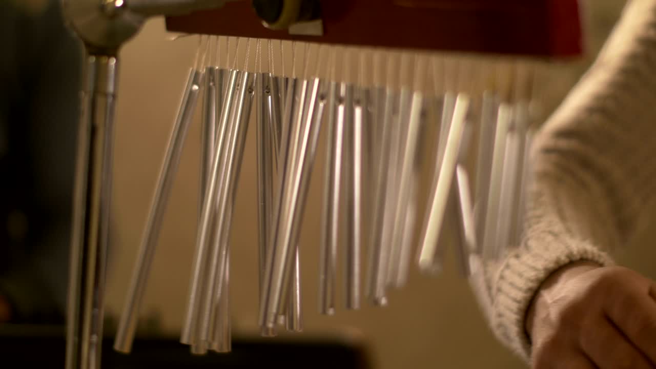 percusionista tocando el árbol de la campana e instrumentos
