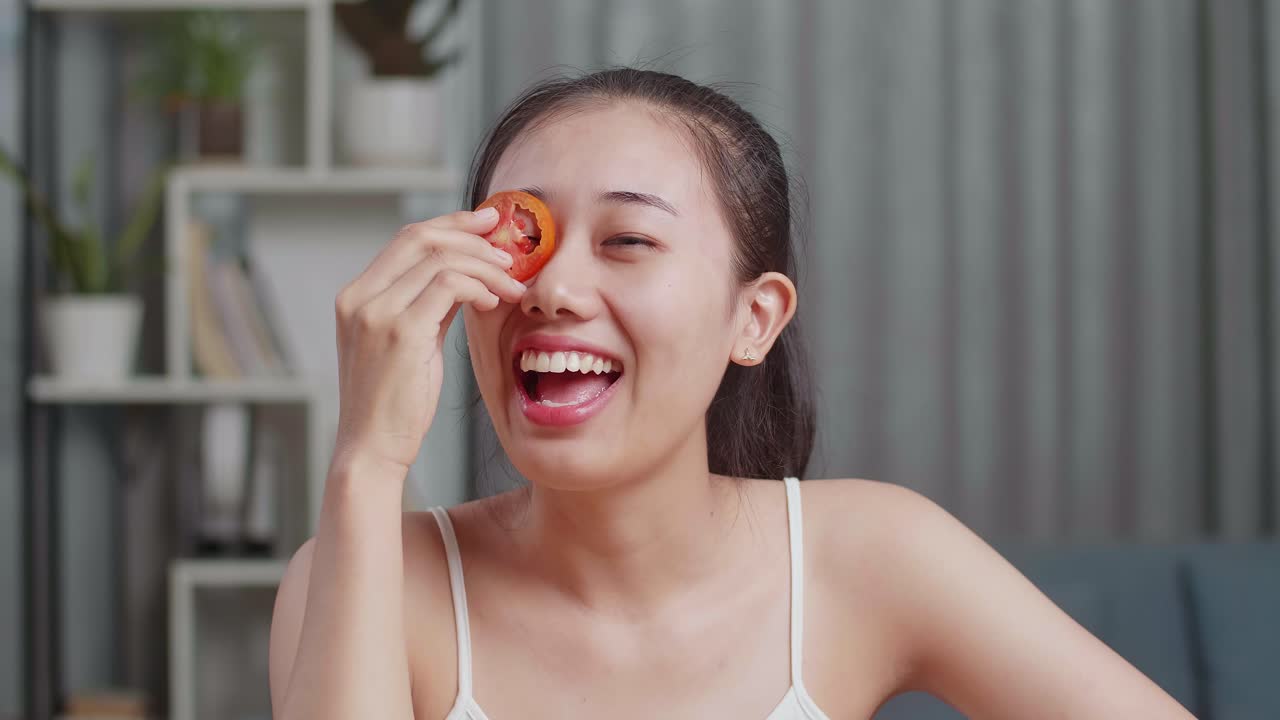 토마토 조각 얼굴 마스크 를 착용 하는 여자