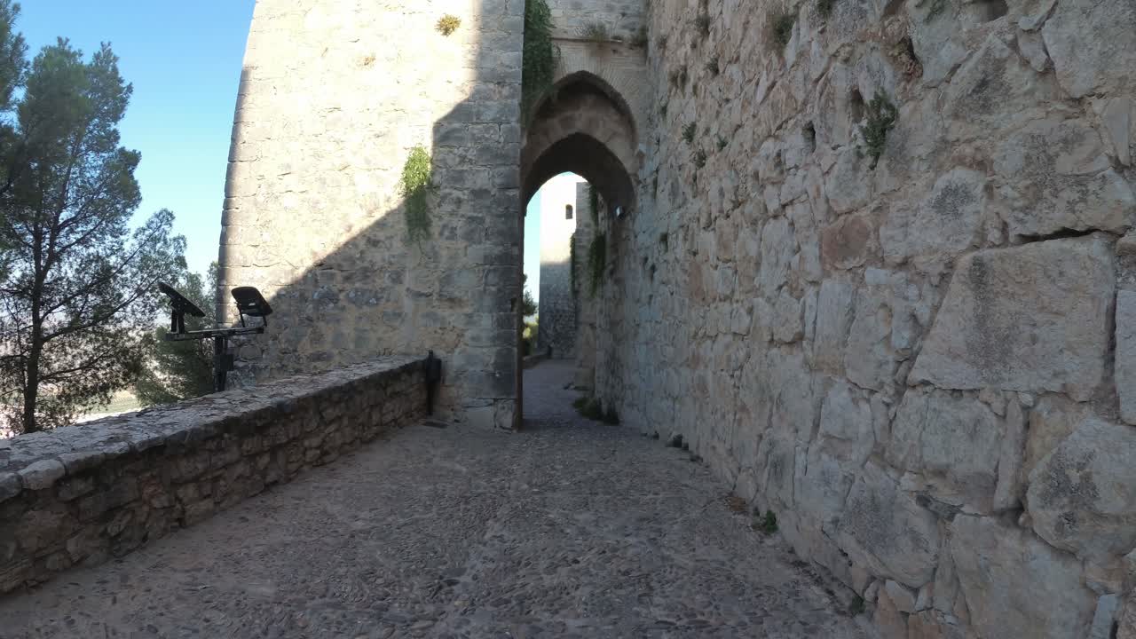 castillo de jaen, 스페인 jaen의 성 비행 및 여름 오후에 이 중세 성에서 지상 촬영, nd 필터-20을 사용하여 4k 24fps에서 드론과 액션 캠으로 만든 jaen 도시도 보여줍니다.