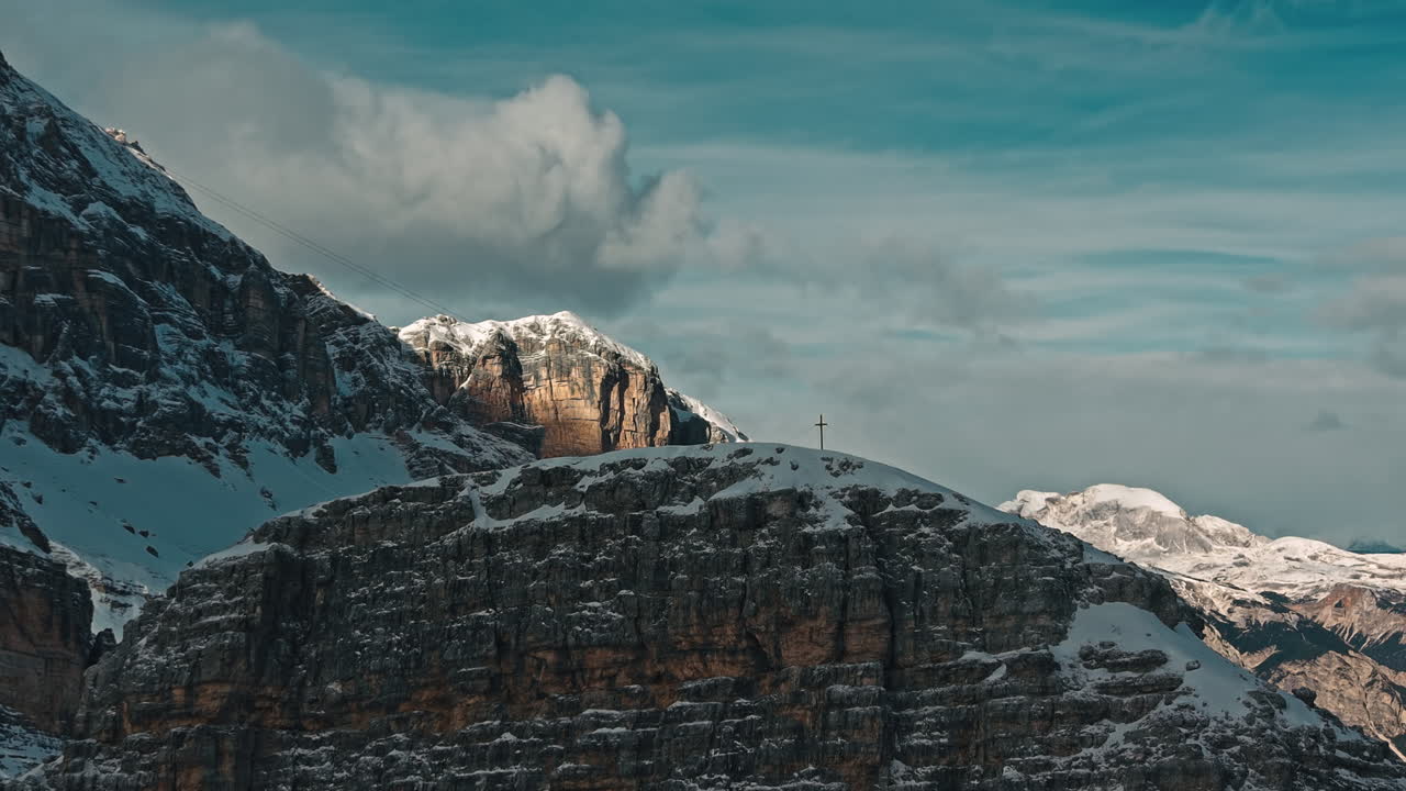 Bredt luftfoto af alpin bjergkæde i Dolomitterne med sne i koldt vejr