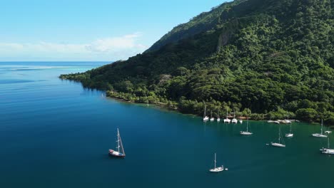 Yates-De-Vela-Amarrados-En-Una-Pequeña-Ensenada-En-La-Isla-De-Moorea,-Polinesia-Francesa