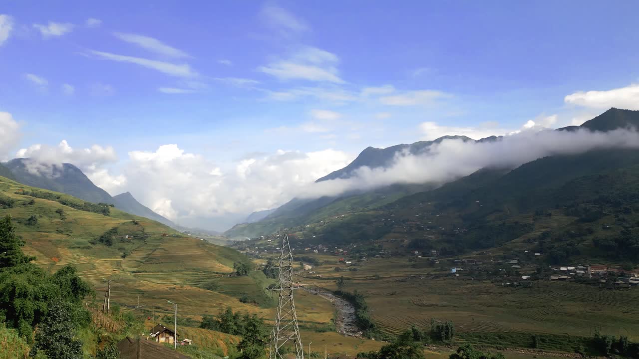 hermoso tiro de gran altitud en las exuberantes y verdes montañas asiáticas con nubes colgando cerca del suelo