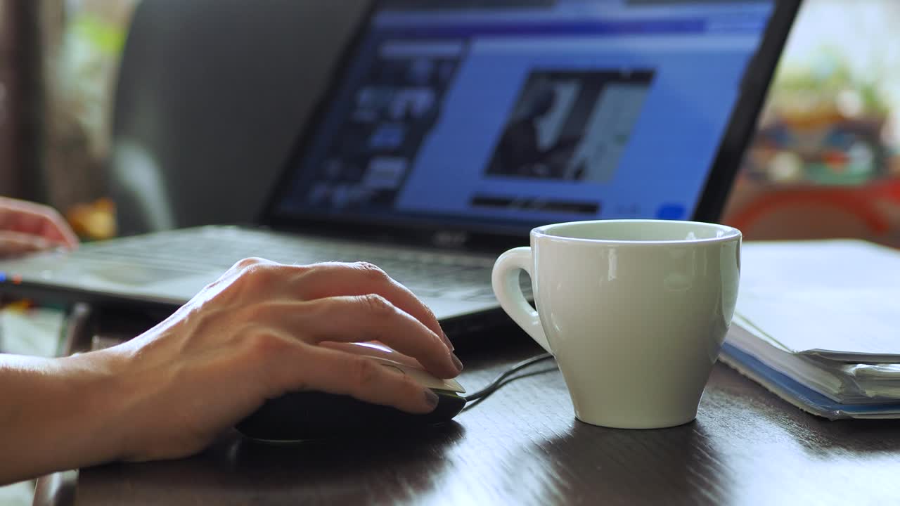 mujer trabaja en la oficina en casa, mujer independiente trabaja desde casa