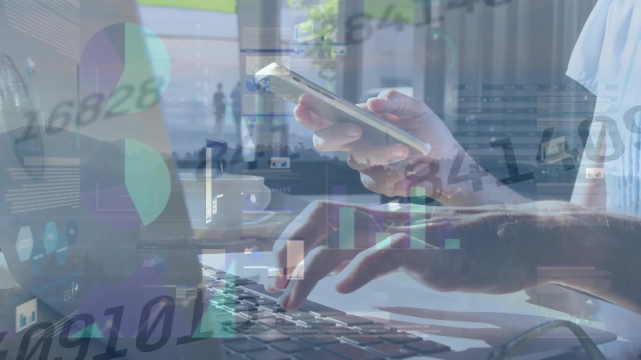 Animación de procesamiento de datos estadísticos sobre una mujer usando una computadora portátil y un teléfono inteligente