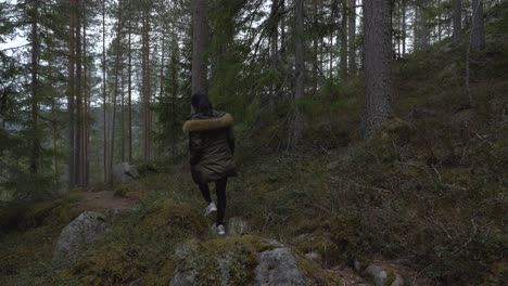 niña camina en el bosque. camara lenta