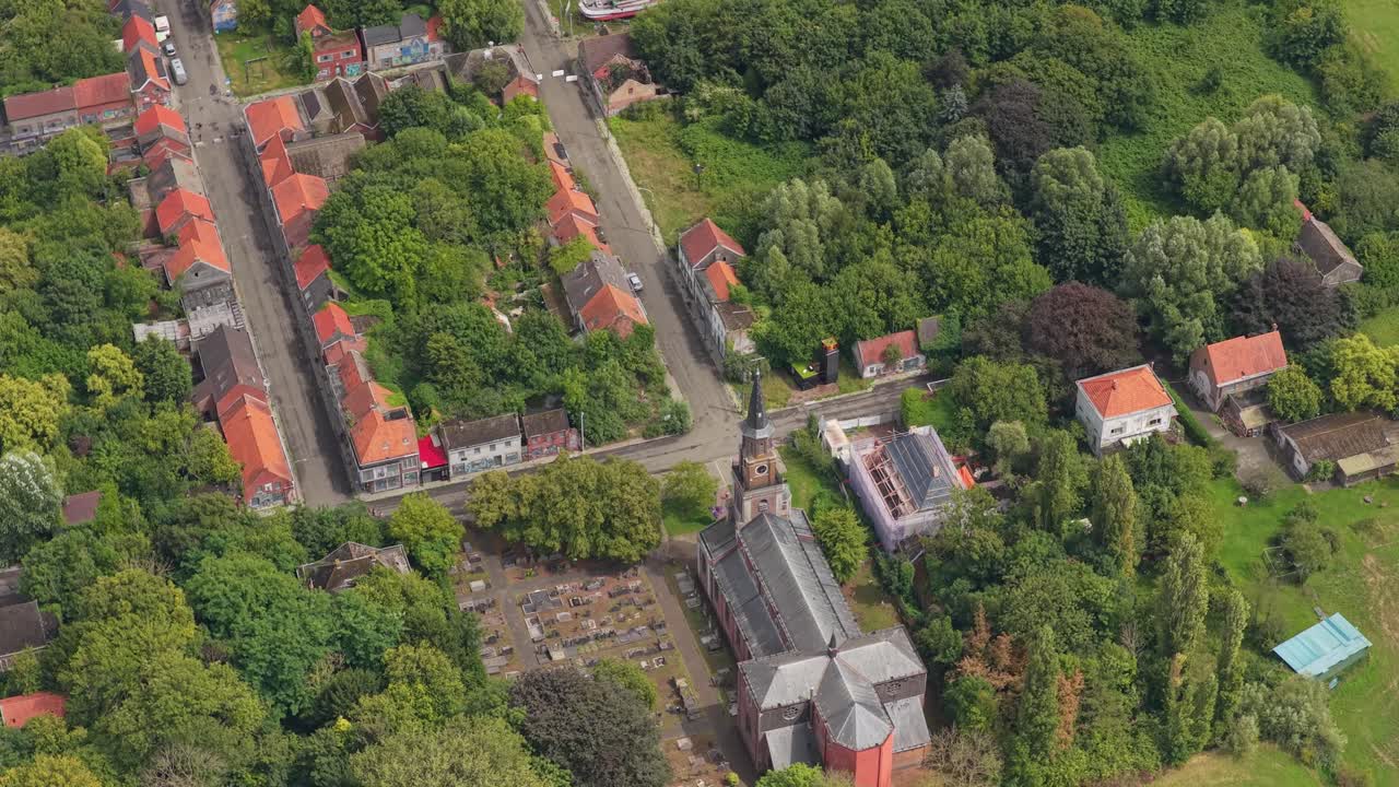 Vista drone della città fantasma di Doel con case e strade vuote, Belgio