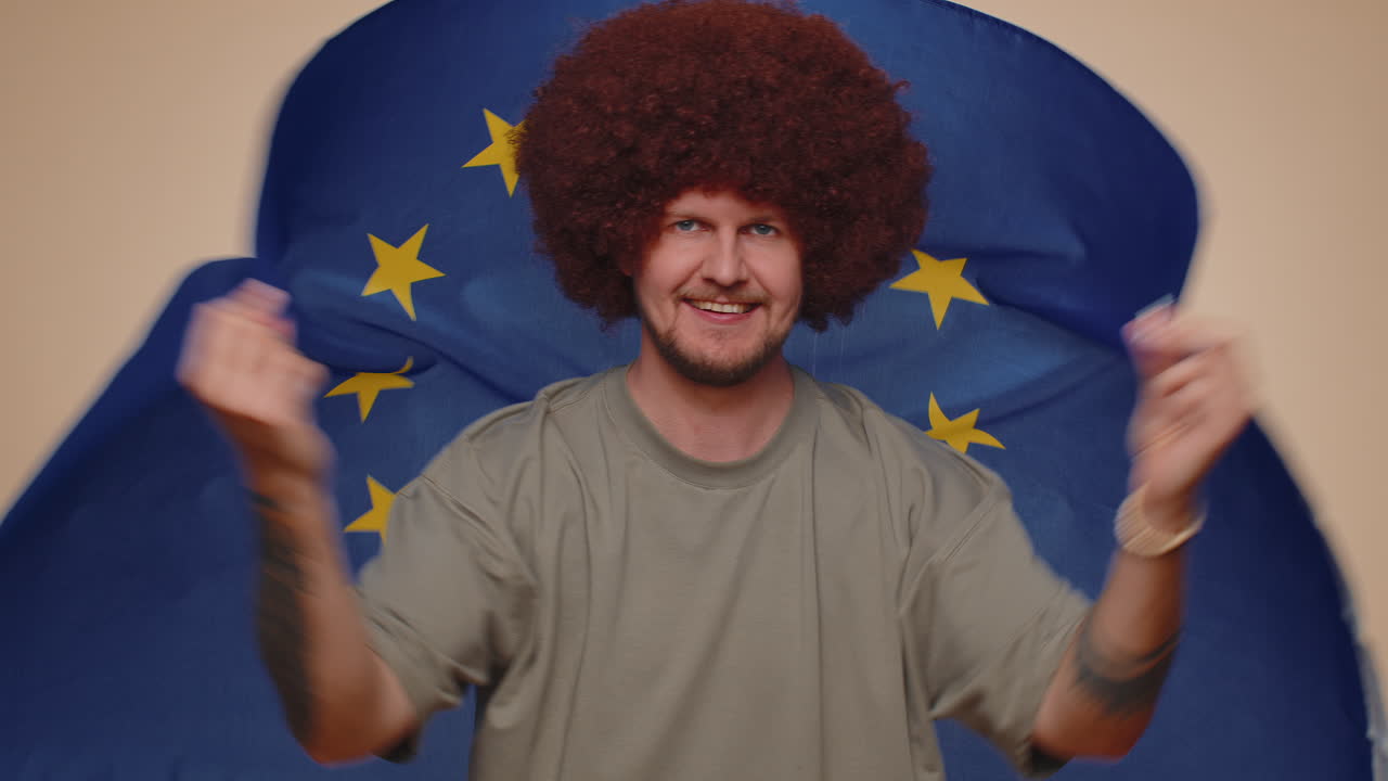유럽 연합  ⁇ 발을 흔드는 남자, 미소, 환호 민주주의 법, 인권, 유럽의 자유
