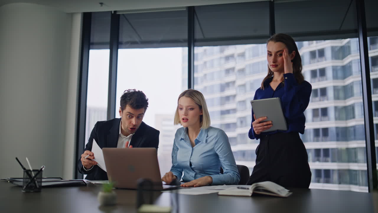 riunione di squadra d'affari in un ufficio moderno