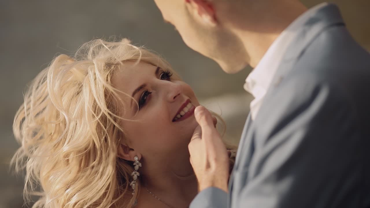 una pareja de bodas, un novio y una novia encantadores, una familia feliz, un hombre y una mujer enamorados.
