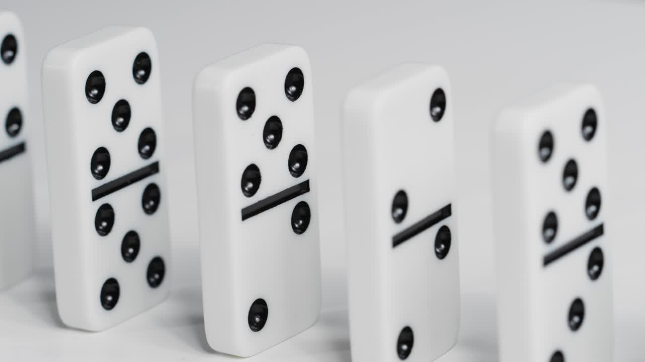 떨어지는 일부 도미노의 높은 각도 샷