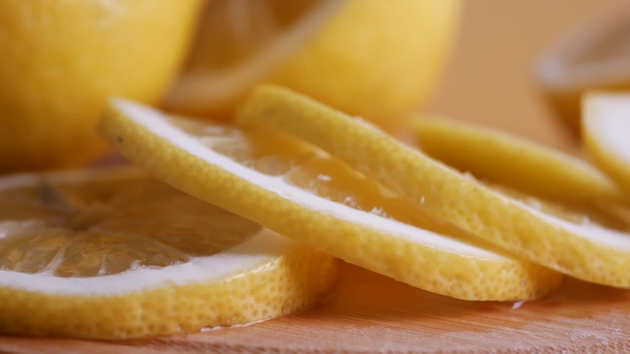 Ahşap Kesme Tahtası Üzerinde Taze Dilimlenmiş Limonlar