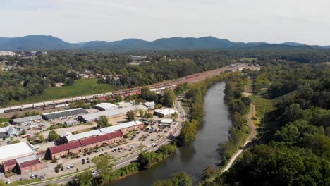 Video-Aéreo-De-Drones-De-4k-Del-Río-Ancho-Francés,-Patio-De-Trenes-Y-Distrito-De-Artes-Fluviales-En-Asheville,-Nc