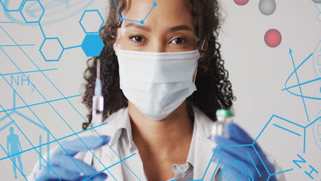 animación de estructuras químicas sobre una doctora biracial con vacuna y vial
