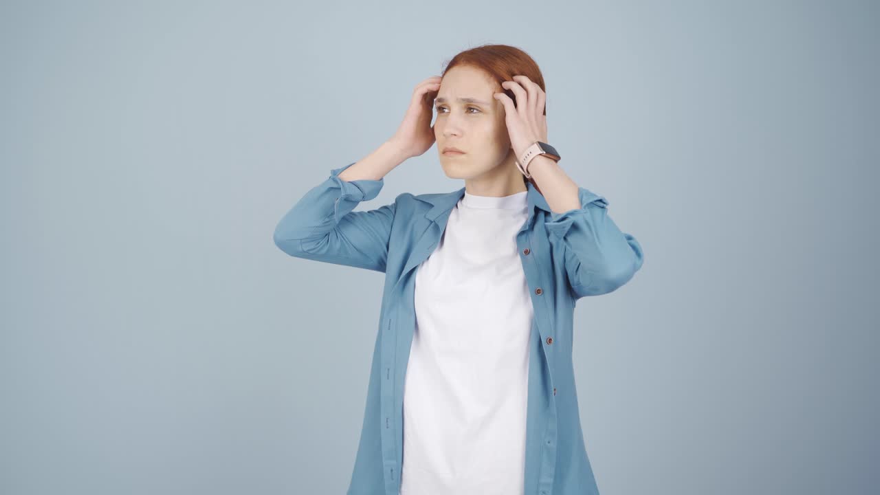 의식을 잃은 여성입니다.