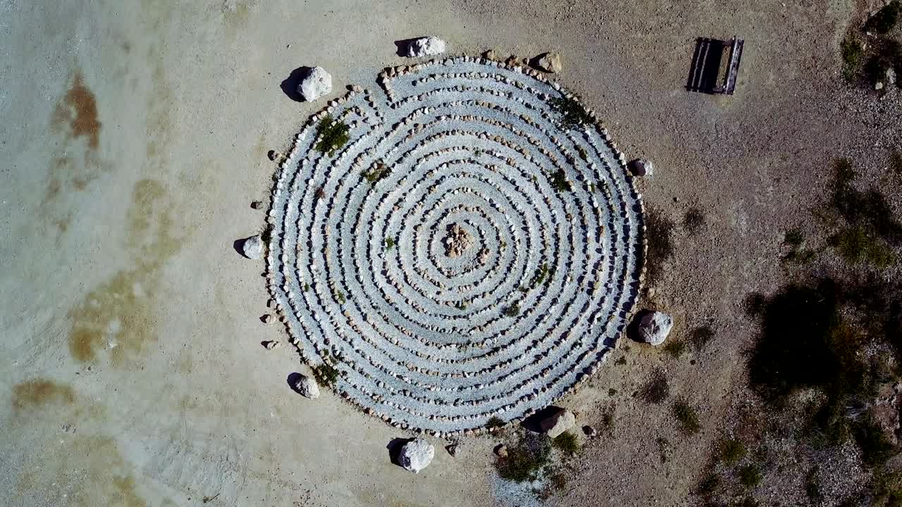 figura de un círculo de piedra hecha en el suelo. punto de vista del dron