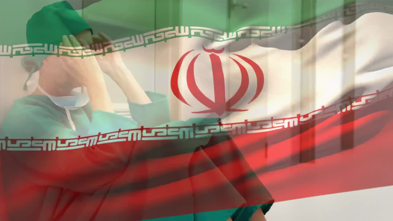 Komposisi digital bendera Iran berkibar di depan dokter bedah wanita Kaukasia yang stres di rumah sakit.