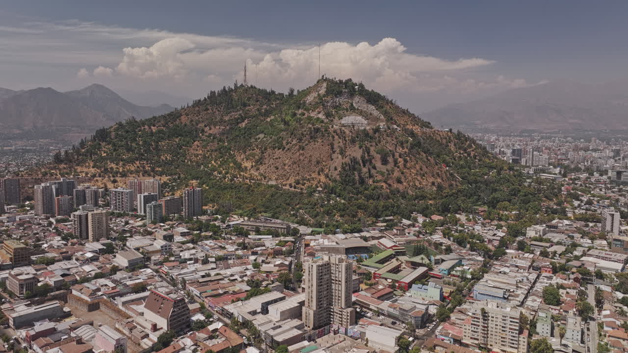 Sorvolo a bassa quota v33 su Santiago del Cile, Recoleta, con ripresa del paesaggio urbano e della collina di San Cristobal sullo sfondo durante il giorno - Ripresa effettuata con Mavic 3 Pro Cine - 21 gennaio 2025