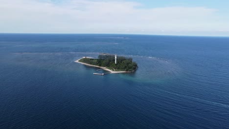 Aerial-drone-shot-over-Sacrifice-Island-surrounded-by-sea-water-in-Veracruz,-Mexico-at-daytime