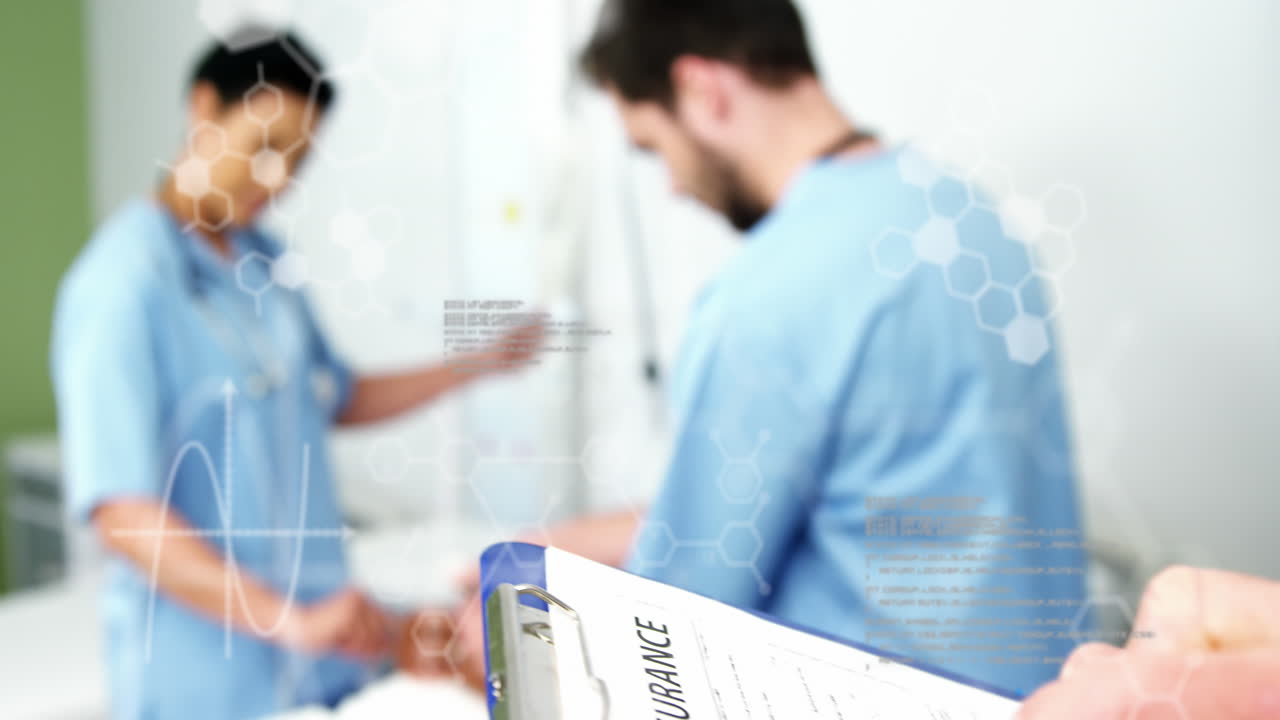 animación de lenguaje informático, diversas manos de hombre llenando formulario de seguro, médicos chequeando al paciente