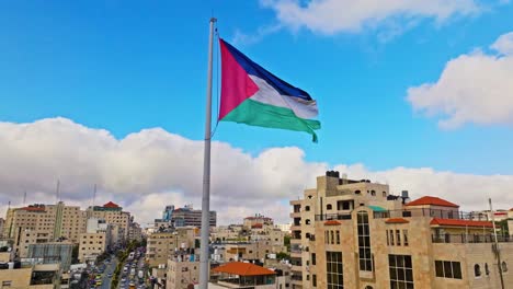 Envejecida-Bandera-Nacional-De-Palestina-Ondeando-Sobre-La-Histórica-Ciudad-De-Hebrón,-En-El-Sur-De-Cisjordania,-Palestina