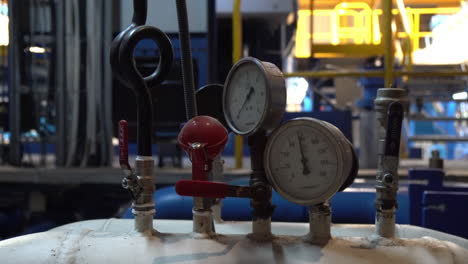 gasolinera con tubos con indicadores