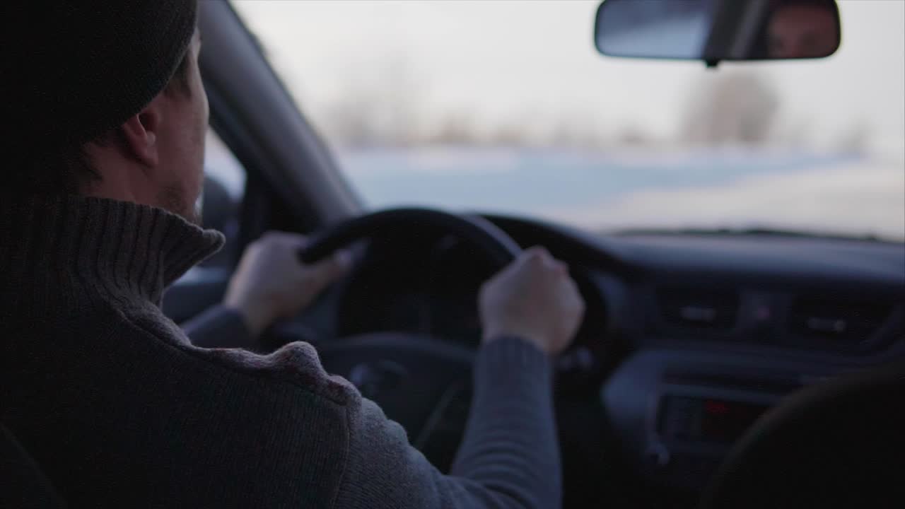 persona que conduce un automóvil en invierno