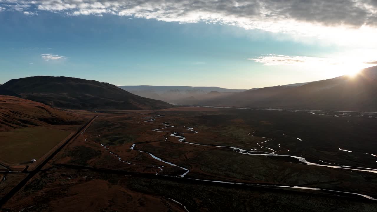 campos panorámicos durante el amanecer en el sur de islandia - toma aérea de dron