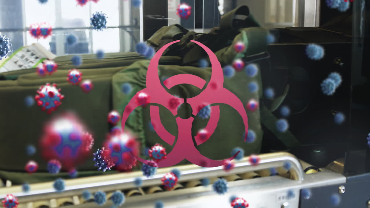 공항에서 이동하는 수하물 위에 떠다니는 매크로 코로나19 세포와 생물 위험 상징의 애니메이션