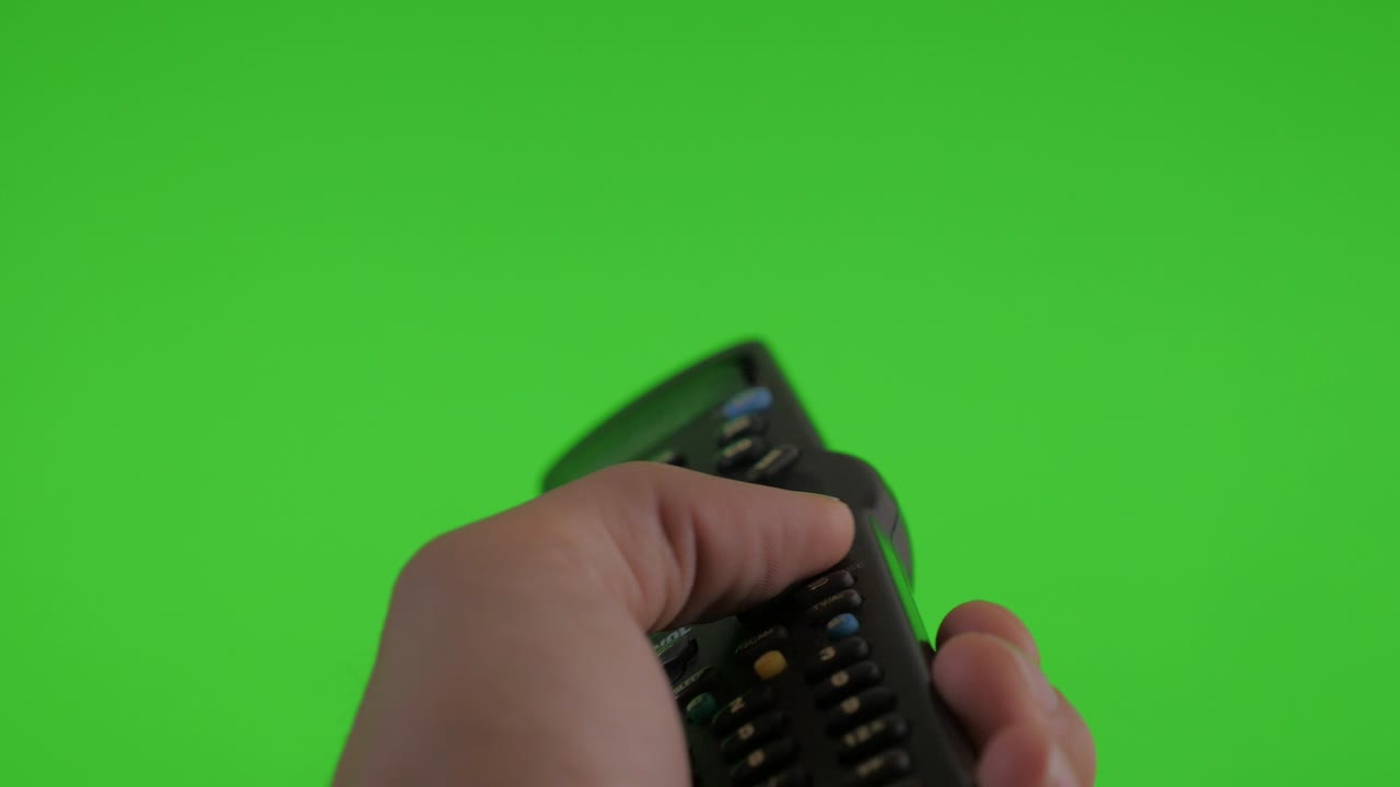 녹색 스크린에서 리모컨을 손에 들고 채널을 바꾸는 크로마 배경 4k 2160p uhd 영상 - 녹색 화면 배경에서 리모콘 제스처 4k 3840x2160 uhd 비디오