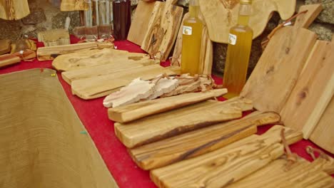tablas de cortar de madera en exhibición en el mercado local hechas por artesanos experimentados