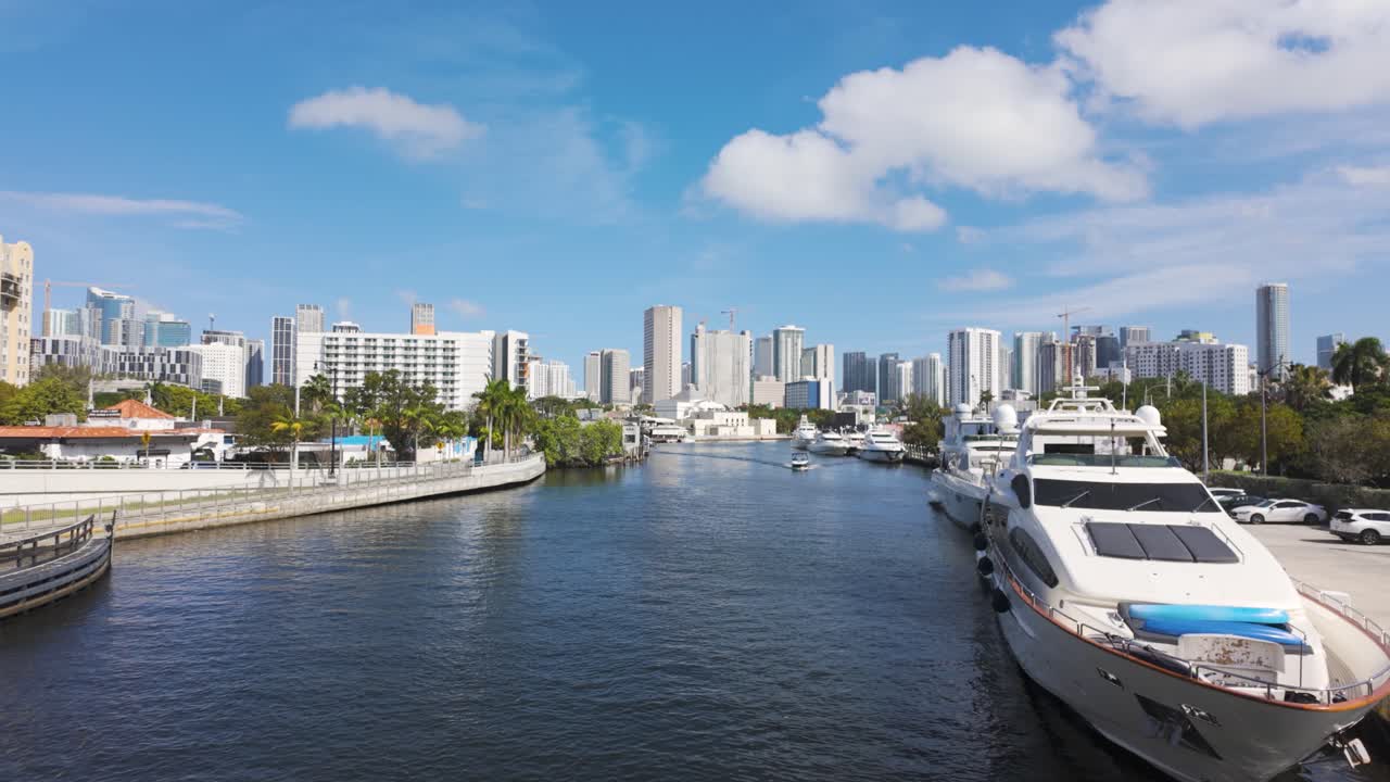 현대적인 건물과 푸른 하늘을 가진 마이애미 강 (miami river), 물가에 정박한 배