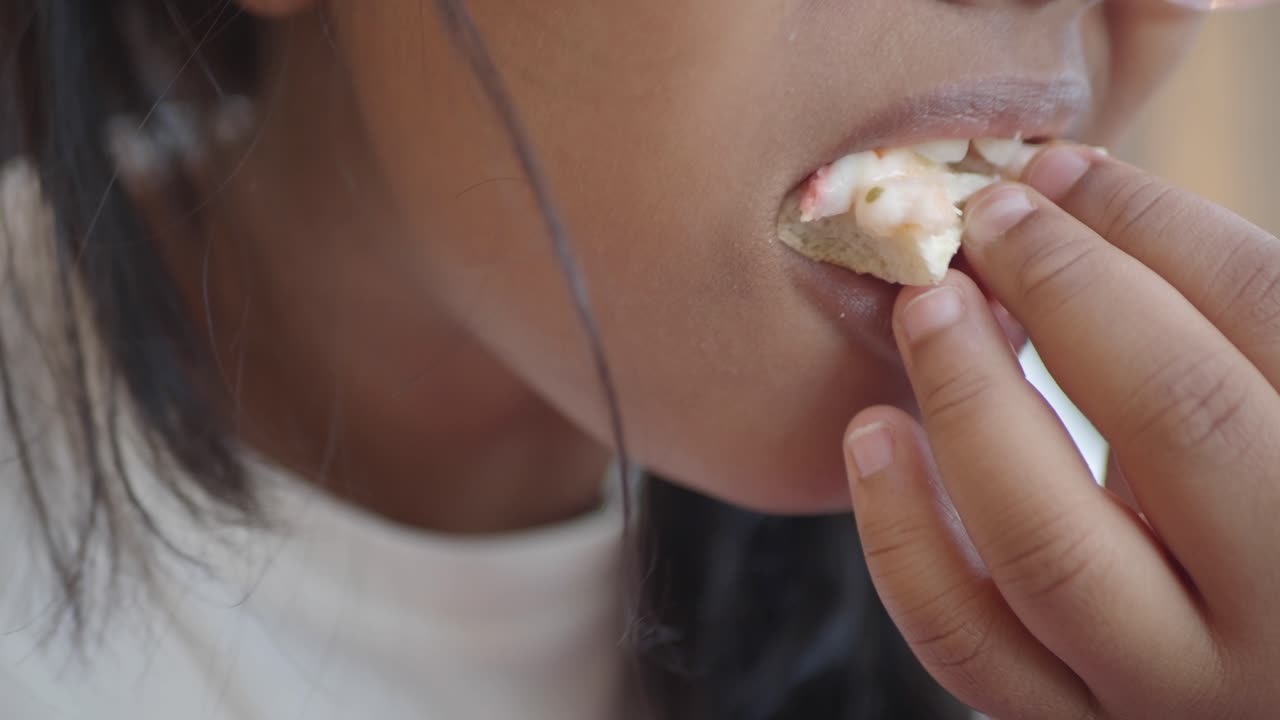 피자를 먹는 소녀